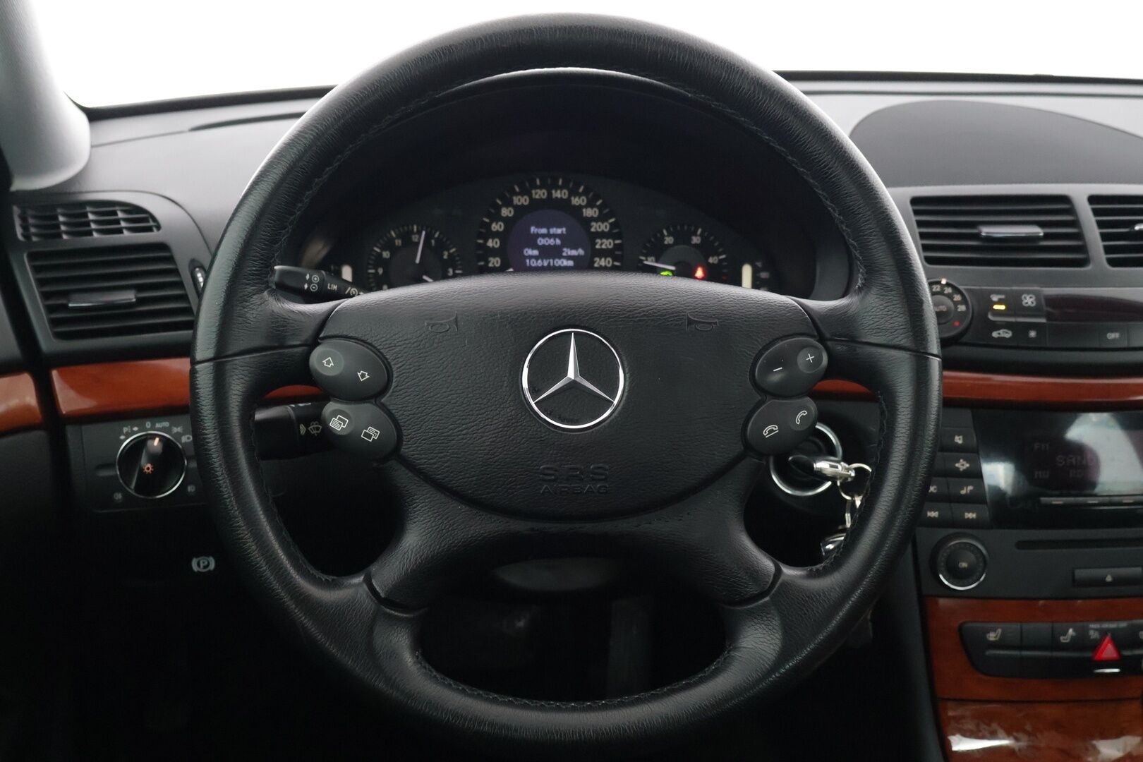 Mercedes-Benz E 2008 200 CDI A *Vakkari / Vetokoukku / Lohkolämmitin / Osa-sähköpenkki* - Suomi-auto / 2 renkaat / Upeassa kunnossa!*