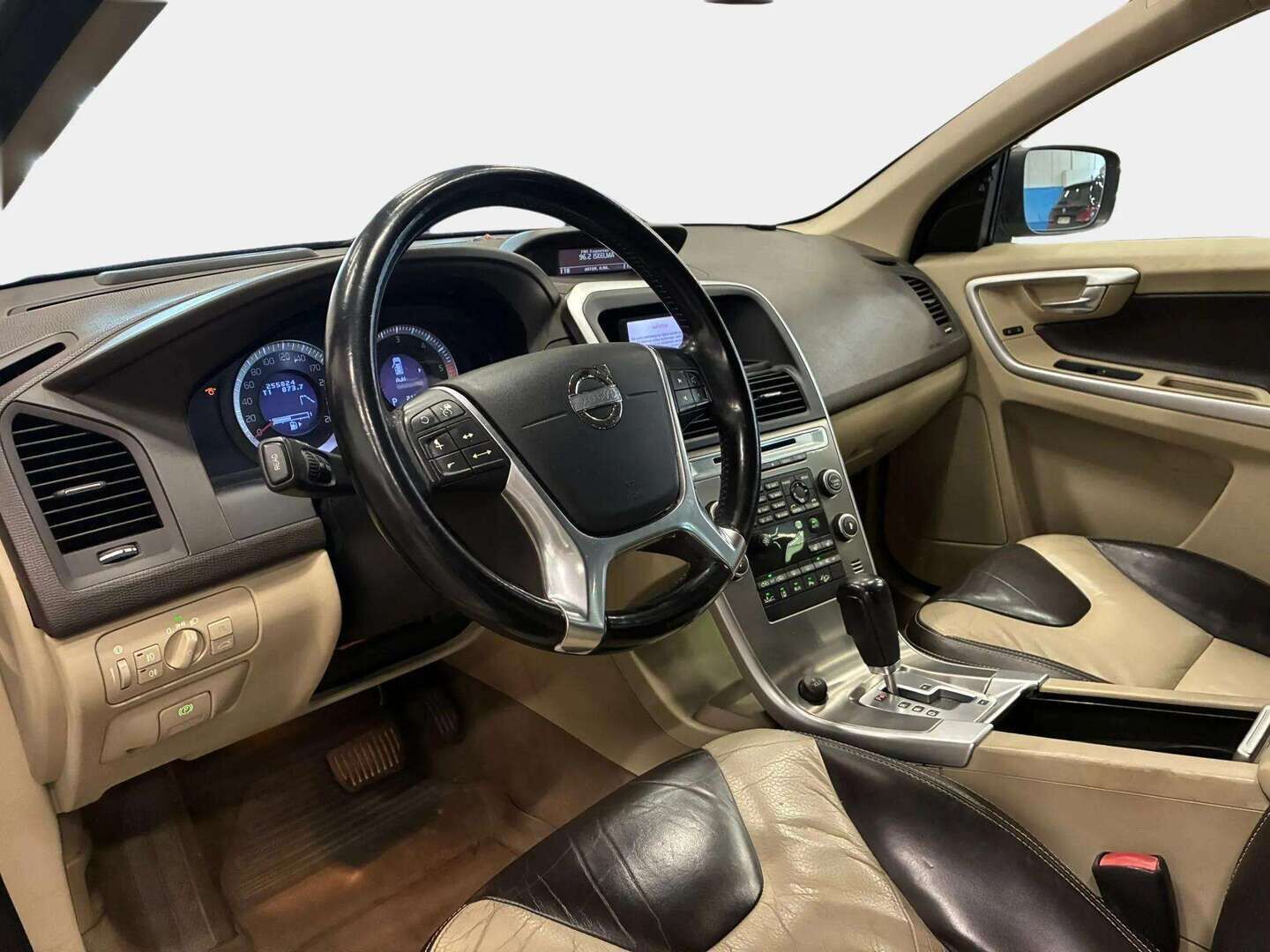 Volvo XC60 2010 D5 AWD Summum aut - | ACC | Vetokoukku | BLIS | Webasto | Jakopää tehty 02/2023 | 2x Renkaat&Vanteet | Tutkat |