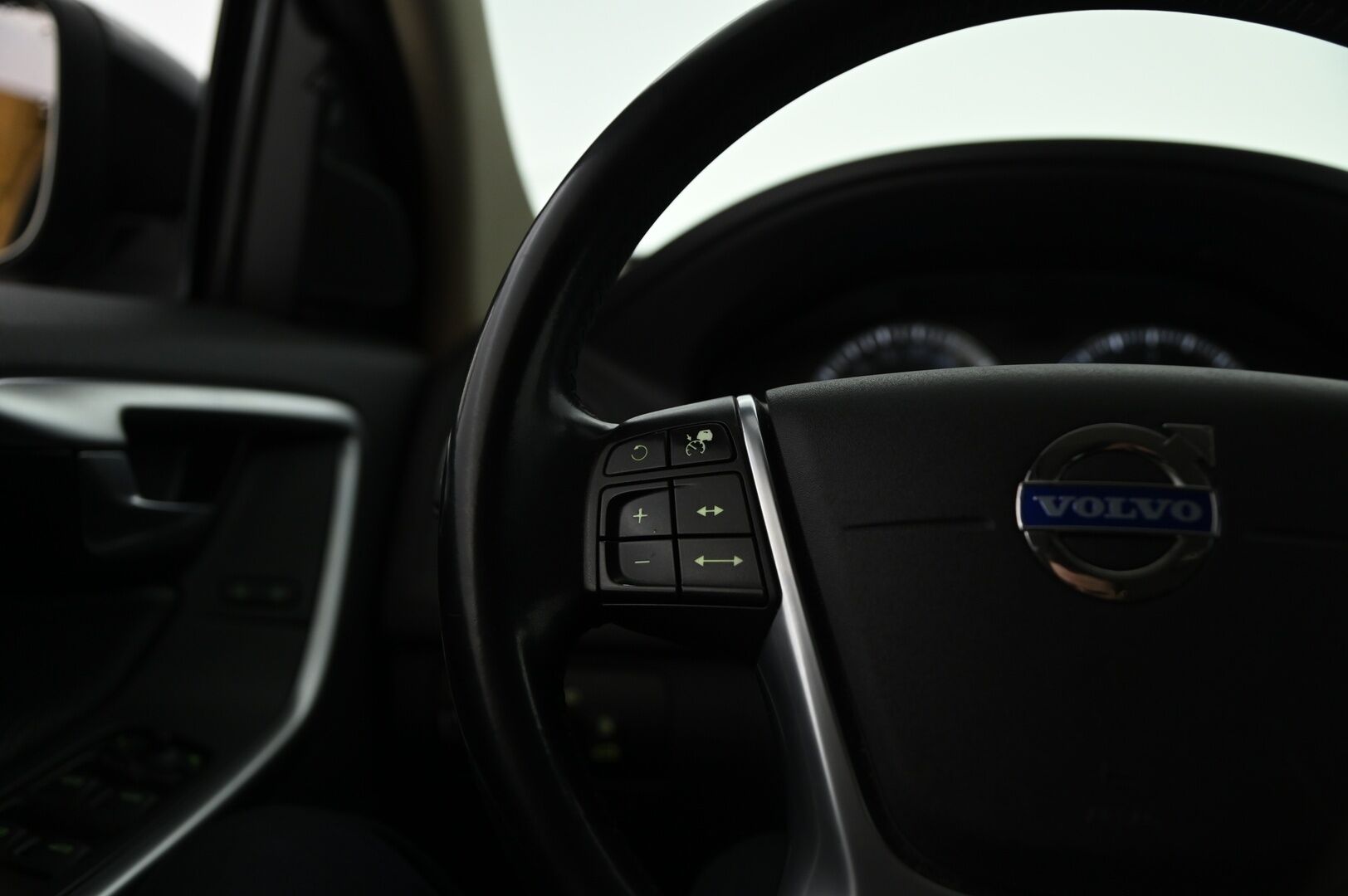Volvo XC60 2010 D5 AWD Summum aut *Myydään Huutokaupat.com*