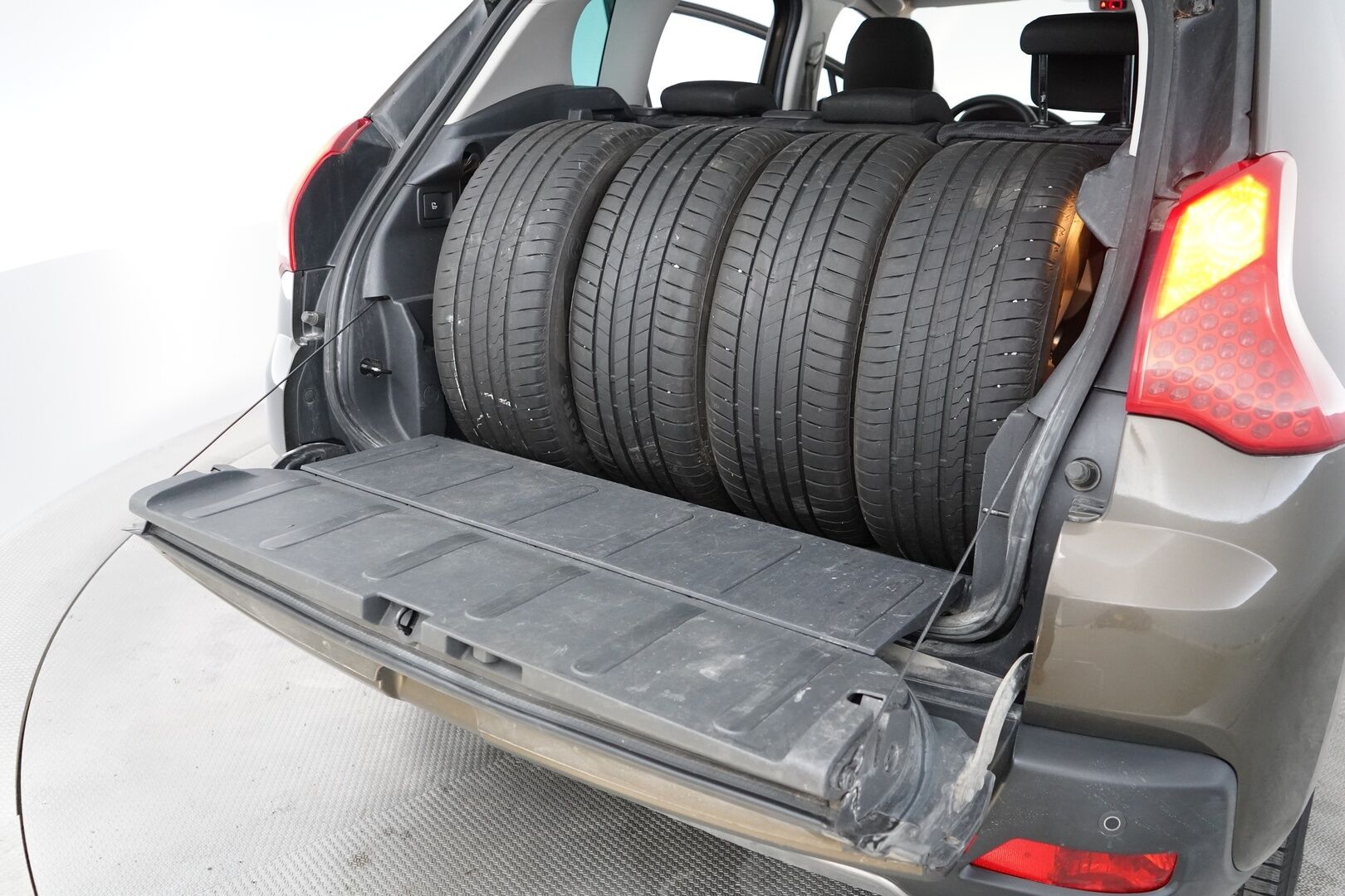 Peugeot 3008 2010 YritysOutlet - Myydään vain yrityksille - Kahdet renkaat / Hyvät varusteet / Pitkä leima