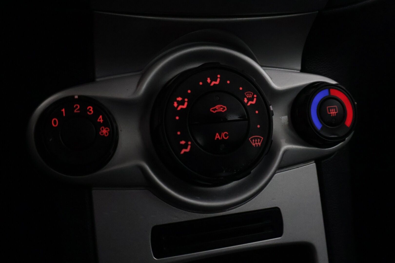 Ford Fiesta 2010 1,25 82 hv Titanium M5 5-ovinen *Lohko / Suomi-auto / 2 x renkaat / Penkinlämmitin* - Juuri saapunut suomi-auto loistavalla huoltohistorialla 