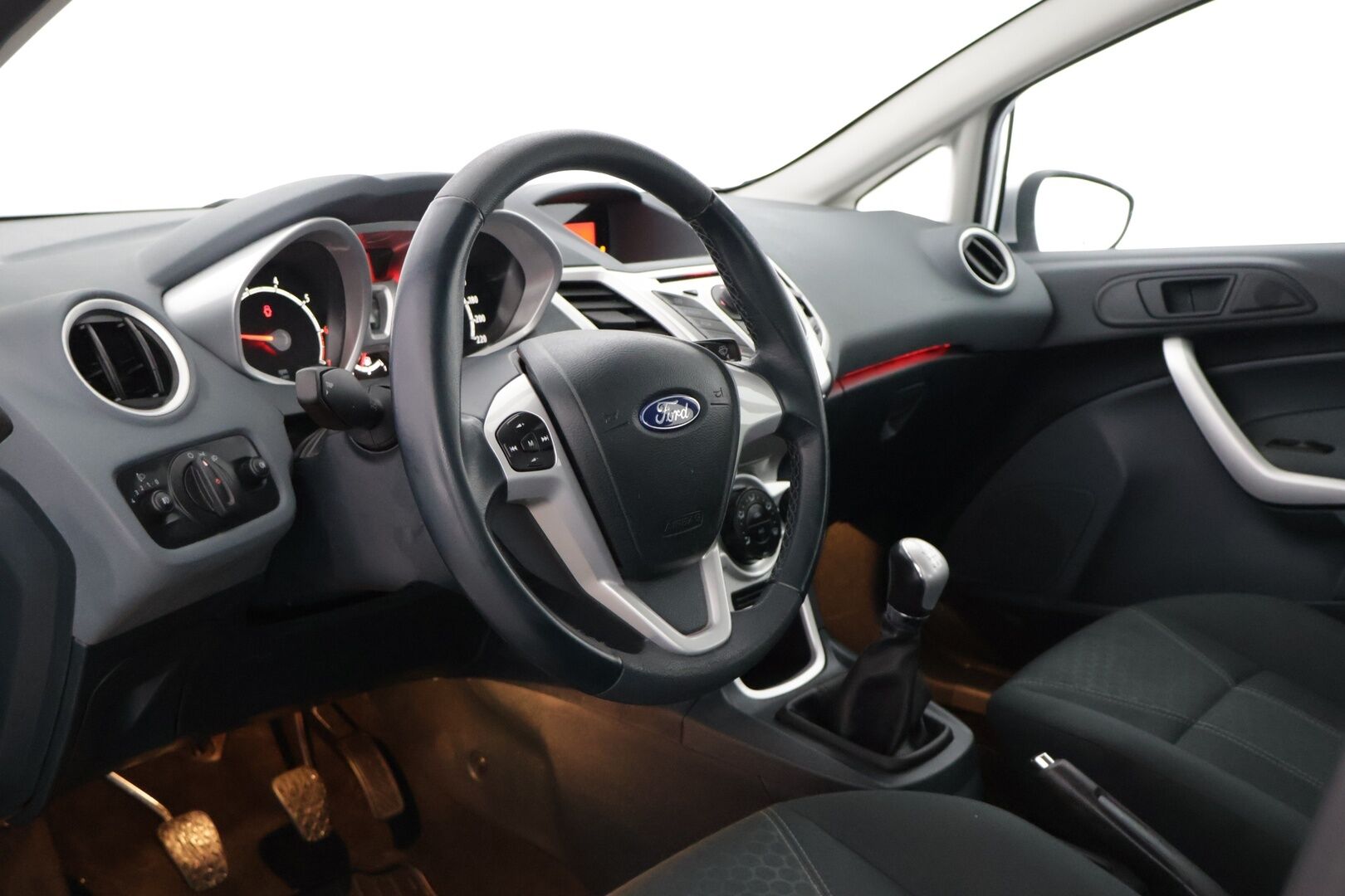 Ford Fiesta 2010 1,25 82 hv Titanium M5 5-ovinen *Lohko / Suomi-auto / 2 x renkaat / Penkinlämmitin* - Juuri saapunut suomi-auto loistavalla huoltohistorialla 