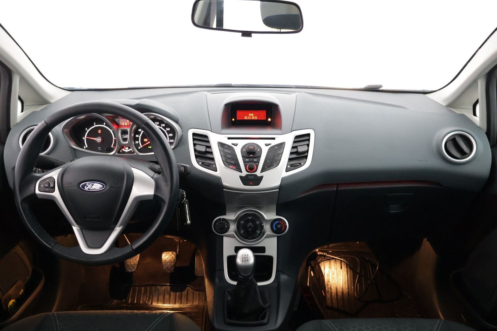 Ford Fiesta 2010 1,25 82 hv Titanium M5 5-ovinen *Lohko / Suomi-auto / 2 x renkaat / Penkinlämmitin* - Juuri saapunut suomi-auto loistavalla huoltohistorialla 