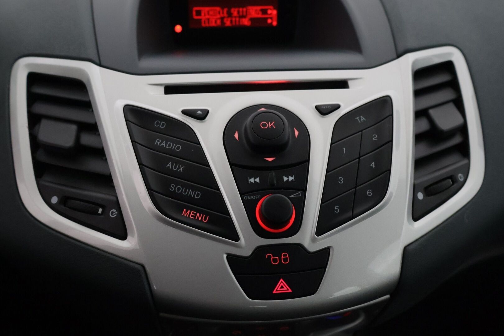 Ford Fiesta 2010 1,25 82 hv Titanium M5 5-ovinen *Lohko / Suomi-auto / 2 x renkaat / Penkinlämmitin* - Juuri saapunut suomi-auto loistavalla huoltohistorialla 