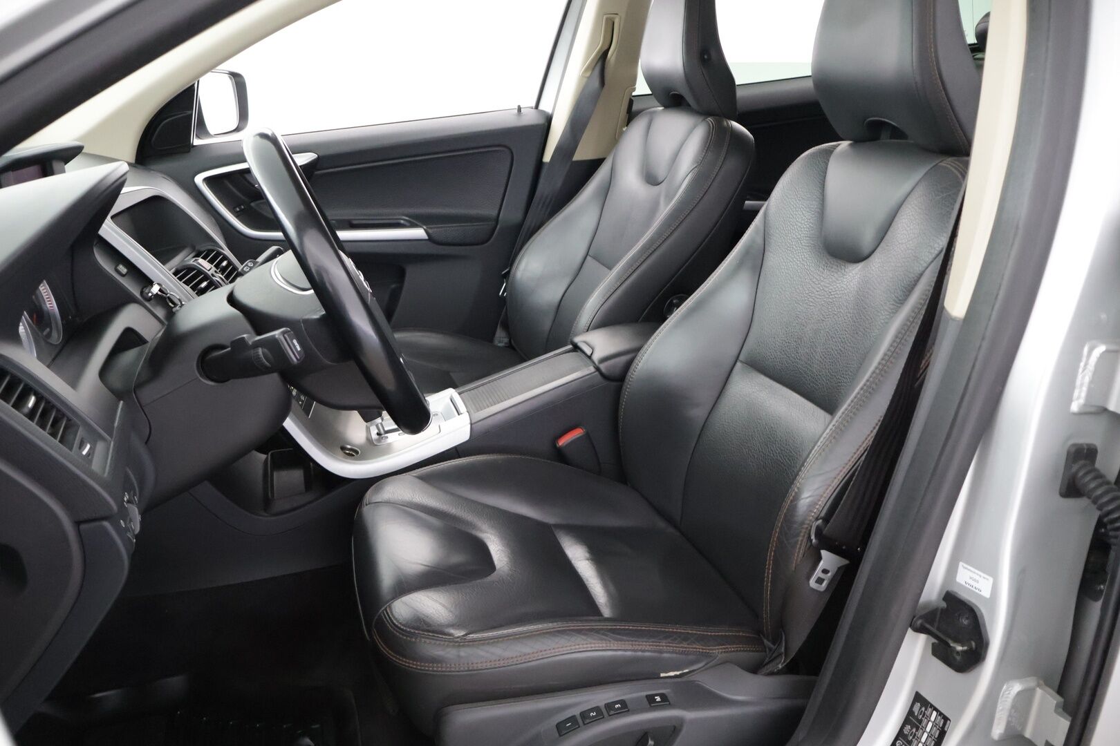 Volvo XC60 2010 D5 AWD Summum aut - Muistipenkit | Webasto | Vetokoukku | Suomi-auto | Siisti & hyvin huollettu | Kahdet renkaat 