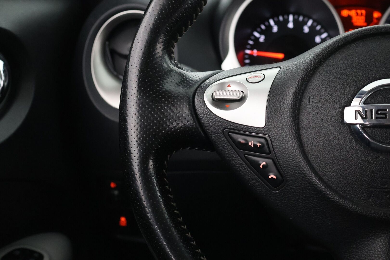 Nissan Juke 2012 1,6L Tekna 2WD CVT Shiro Leather IMS - Vaihteisto viallinen | Nahkasisusta | Koukku | P. Kamera | Keyless | LED- Lisävalo | 2x Renkaat! | Juuri Katsastettu! - YritysOutlet - Myydään vain yrityksille
