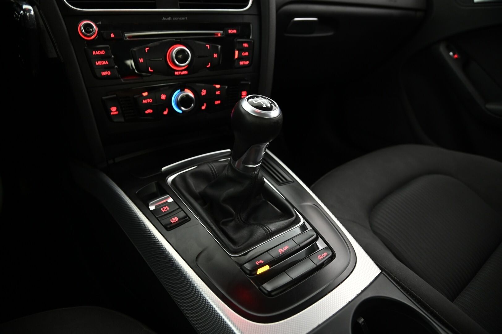 Audi A4 2013 Sedan Business 1,8 TFSI 125 kW *1-Om Suomiauto / Tutkat / Vakkari / Xenon* - 1 Omisteinen luottoAudi uudemmalla tekniikalla / Kahdet hyvät renkaat / Fiksut huollot