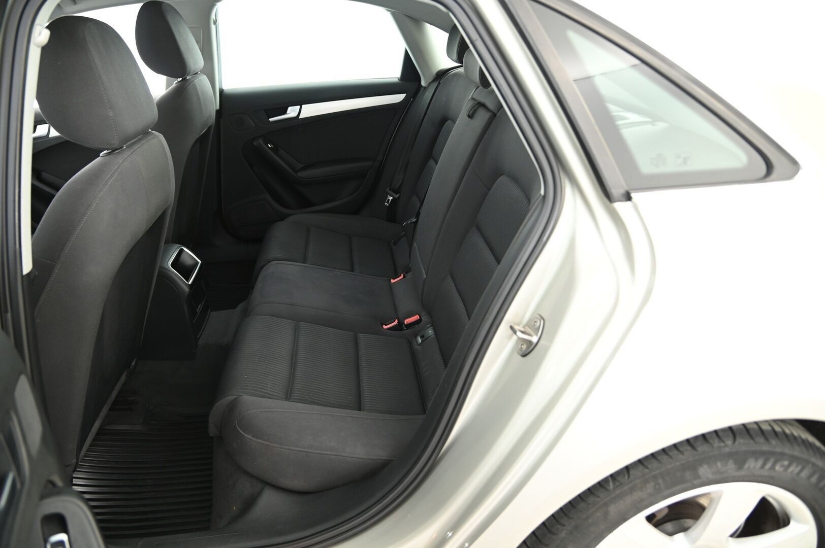 Audi A4 2013 Sedan Business 1,8 TFSI 125 kW *1-Om Suomiauto / Tutkat / Vakkari / Xenon* - 1 Omisteinen luottoAudi uudemmalla tekniikalla / Kahdet hyvät renkaat / Fiksut huollot