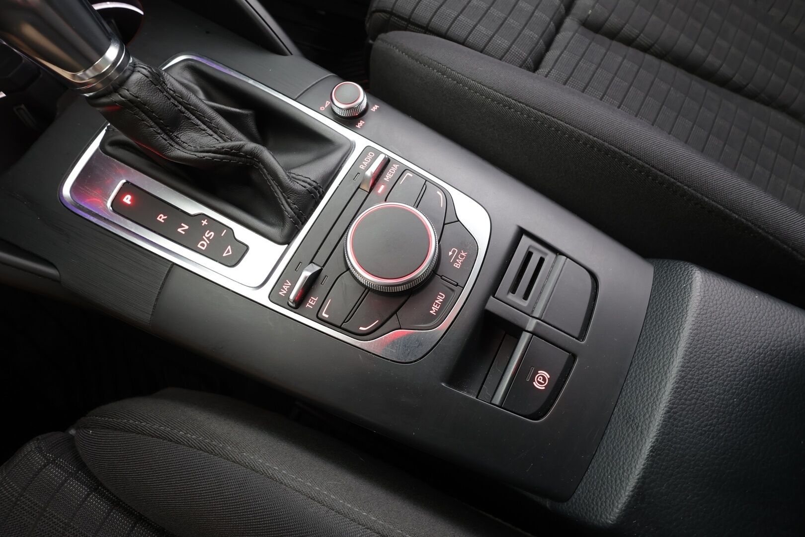 Audi A3 2013 Compact Coupé Business Sport 1,4 TFSI 90 kW S tronic - | Lasikattoluukku | Lohkolämmitin | Xenon | P.Tutka | Sporttipenkit | Vakkari | Bluetooth | Suomi-auto | Kahdet renkaat |