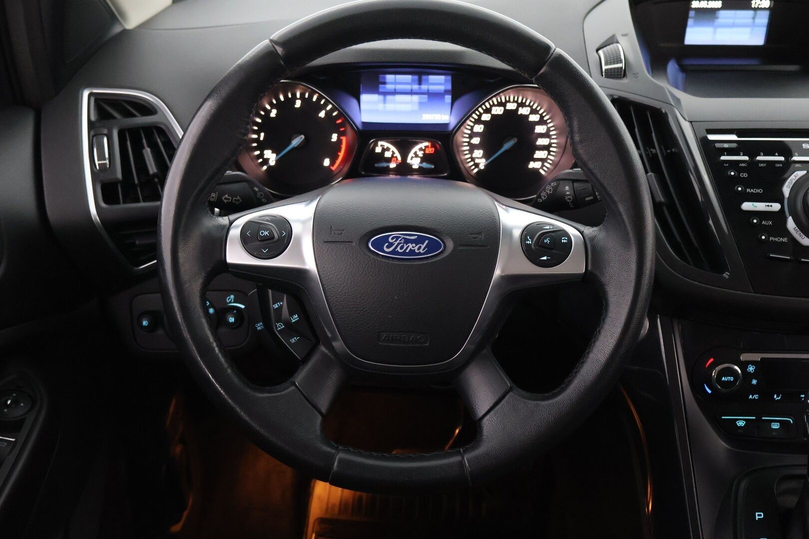 Ford Kuga 2013 2,0TDCi 140 hv PowerShift AWD Titanium 5-ovinen - 1 OM.Suomi-auto / Webasto / Lämm.tuulilasi / BLIS / Puolinahat / Tutkat / Keyless / Sähköluukku / Juuri saapunut!