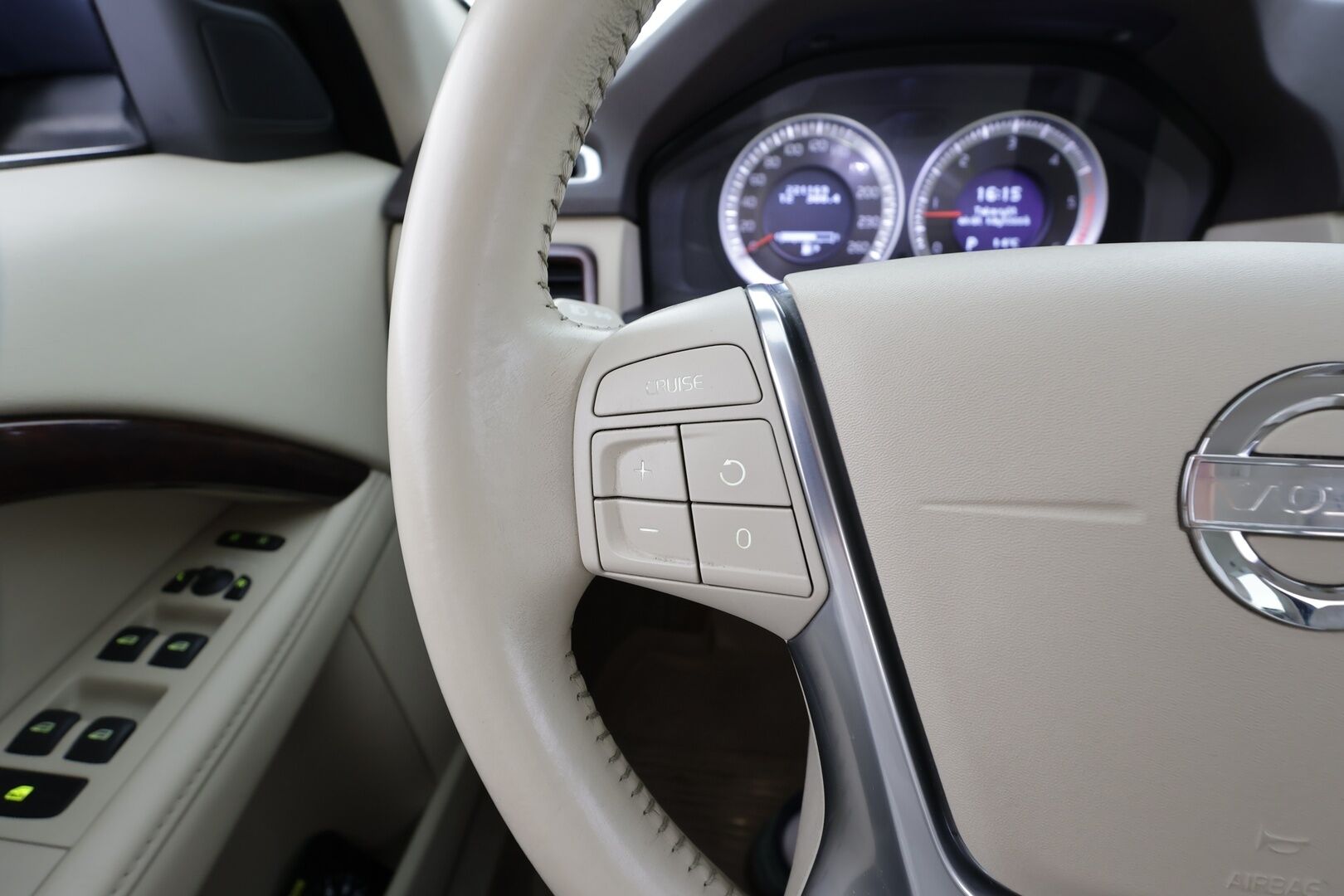 Volvo V70 2013 D3 Summum Edition aut * Vakkari / P.tutka / Kaarrevalot / Muistipenkki / Koukku / Webasto / Vaaleat nahat * - 1.Om Suomi-auto / Kahdet renkaat aluvanteilla / Merkkihuollettu / Huippusiisti - HULLU BLACKWEEK KORKOTARJOUS 2,49%