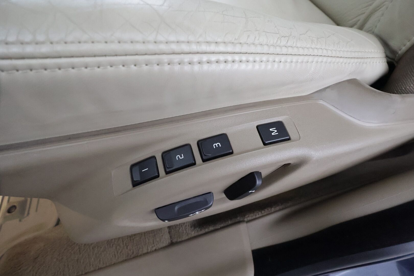 Volvo V70 2013 D3 Summum Edition aut * Vakkari / P.tutka / Kaarrevalot / Muistipenkki / Koukku / Webasto / Vaaleat nahat * - 1.Om Suomi-auto / Kahdet renkaat aluvanteilla / Merkkihuollettu / Huippusiisti - HULLU BLACKWEEK KORKOTARJOUS 2,49%