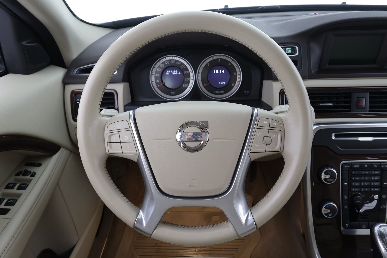 Volvo V70 2013 D3 Summum Edition aut * Vakkari / P.tutka / Kaarrevalot / Muistipenkki / Koukku / Webasto / Vaaleat nahat * - 1.Om Suomi-auto / Kahdet renkaat aluvanteilla / Merkkihuollettu / Huippusiisti - HULLU BLACKWEEK KORKOTARJOUS 2,49%