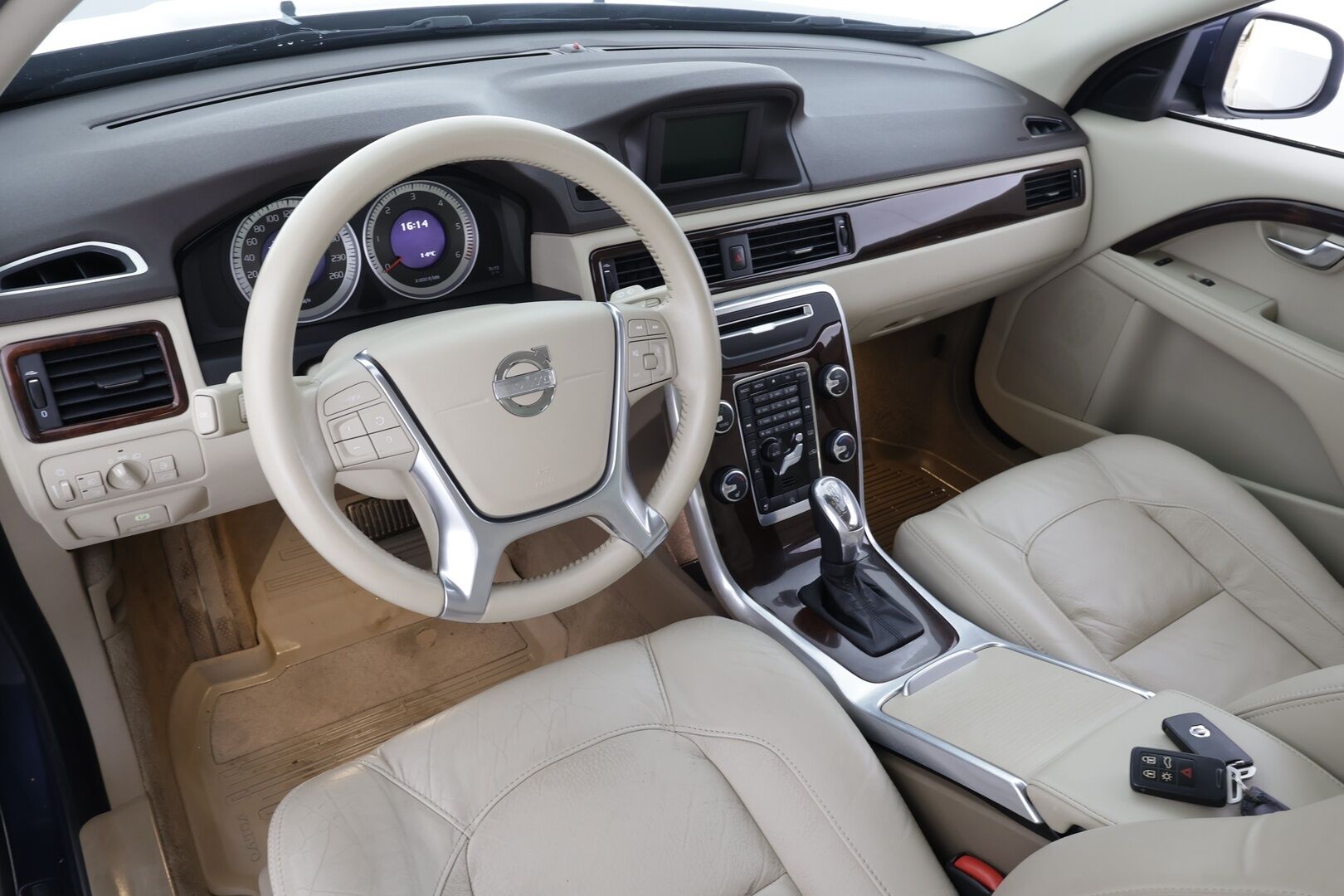 Volvo V70 2013 D3 Summum Edition aut * Vakkari / P.tutka / Kaarrevalot / Muistipenkki / Koukku / Webasto / Vaaleat nahat * - 1.Om Suomi-auto / Kahdet renkaat aluvanteilla / Merkkihuollettu / Huippusiisti - HULLU BLACKWEEK KORKOTARJOUS 2,49%