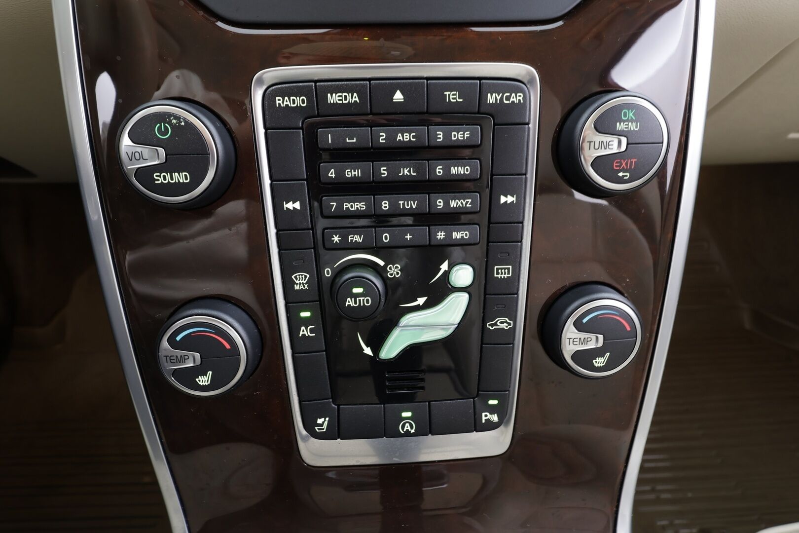 Volvo V70 2013 D3 Summum Edition aut * Vakkari / P.tutka / Kaarrevalot / Muistipenkki / Koukku / Webasto / Vaaleat nahat * - 1.Om Suomi-auto / Kahdet renkaat aluvanteilla / Merkkihuollettu / Huippusiisti - HULLU BLACKWEEK KORKOTARJOUS 2,49%