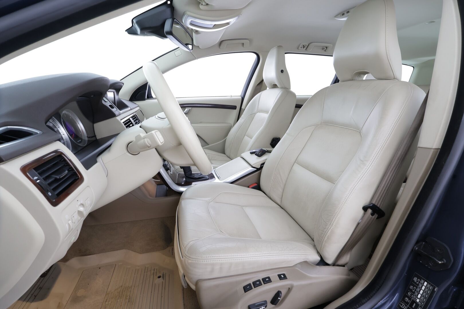 Volvo V70 2013 D3 Summum Edition aut * Vakkari / P.tutka / Kaarrevalot / Muistipenkki / Koukku / Webasto / Vaaleat nahat * - 1.Om Suomi-auto / Kahdet renkaat aluvanteilla / Merkkihuollettu / Huippusiisti - HULLU BLACKWEEK KORKOTARJOUS 2,49%