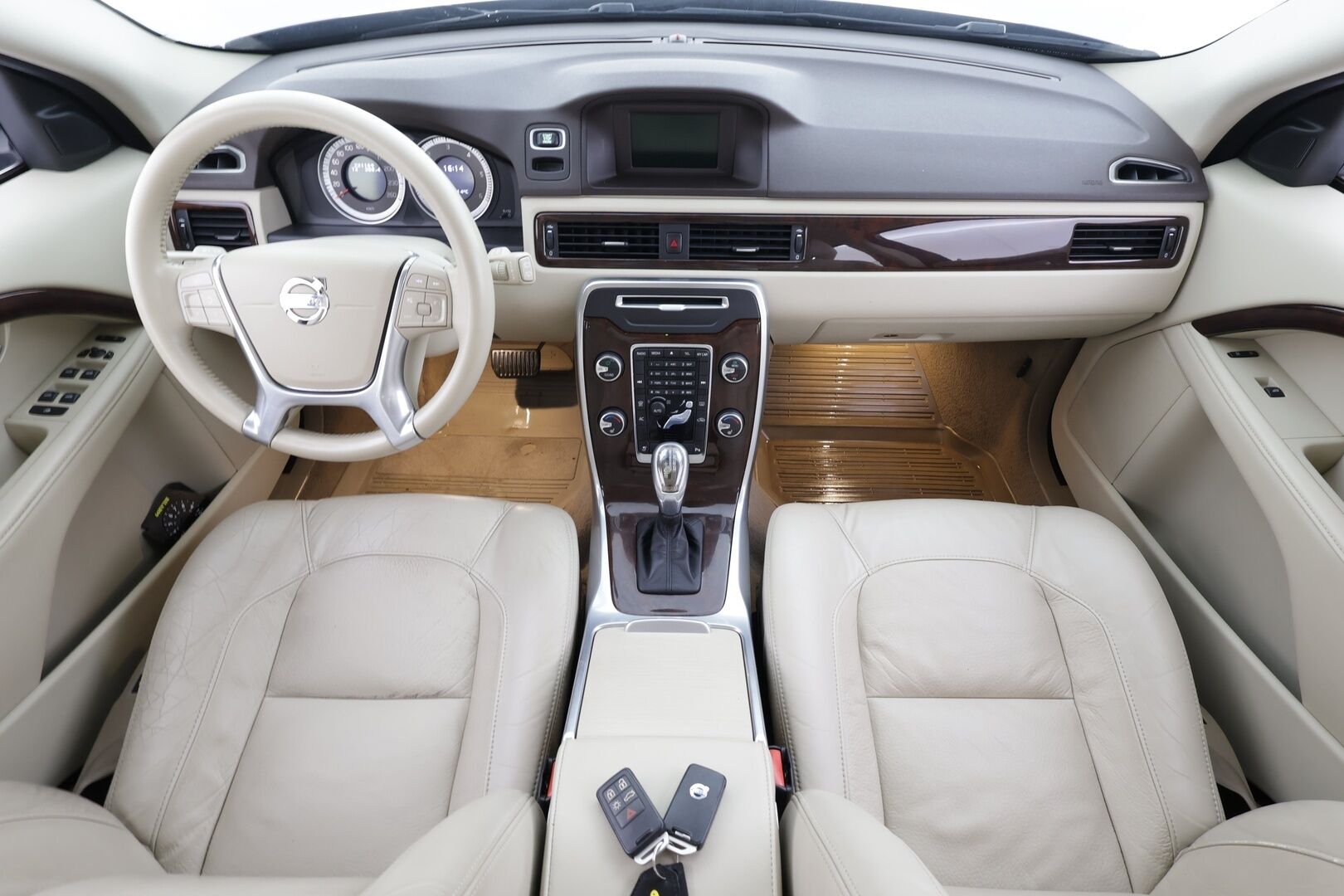 Volvo V70 2013 D3 Summum Edition aut * Vakkari / P.tutka / Kaarrevalot / Muistipenkki / Koukku / Webasto / Vaaleat nahat * - 1.Om Suomi-auto / Kahdet renkaat aluvanteilla / Merkkihuollettu / Huippusiisti - HULLU BLACKWEEK KORKOTARJOUS 2,49%