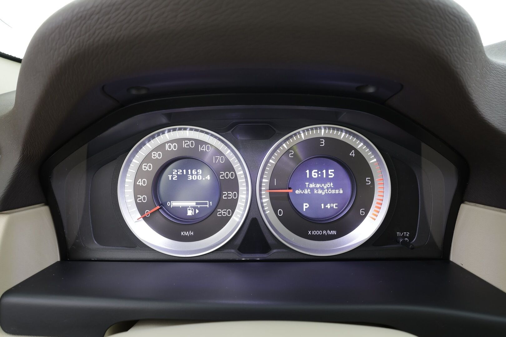 Volvo V70 2013 D3 Summum Edition aut * Vakkari / P.tutka / Kaarrevalot / Muistipenkki / Koukku / Webasto / Vaaleat nahat * - 1.Om Suomi-auto / Kahdet renkaat aluvanteilla / Merkkihuollettu / Huippusiisti - HULLU BLACKWEEK KORKOTARJOUS 2,49%