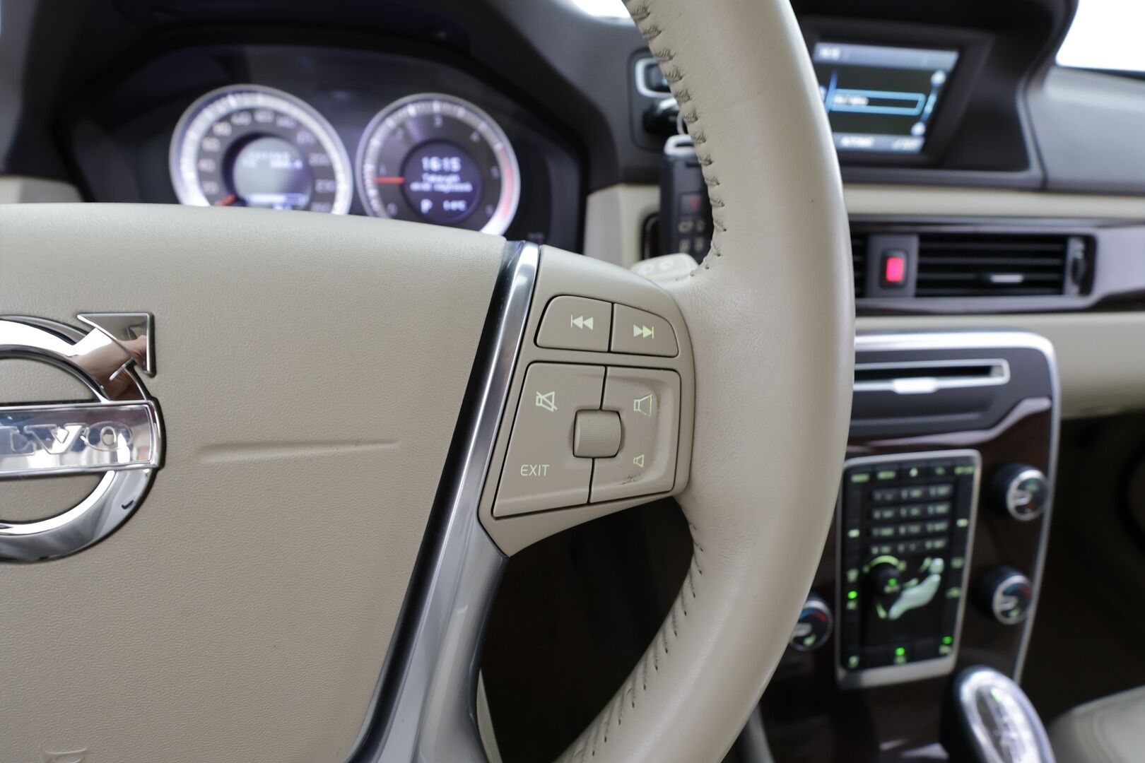 Volvo V70 2013 D3 Summum Edition aut * Vakkari / P.tutka / Kaarrevalot / Muistipenkki / Koukku / Webasto / Vaaleat nahat * - 1.Om Suomi-auto / Kahdet renkaat aluvanteilla / Merkkihuollettu / Huippusiisti - HULLU BLACKWEEK KORKOTARJOUS 2,49%