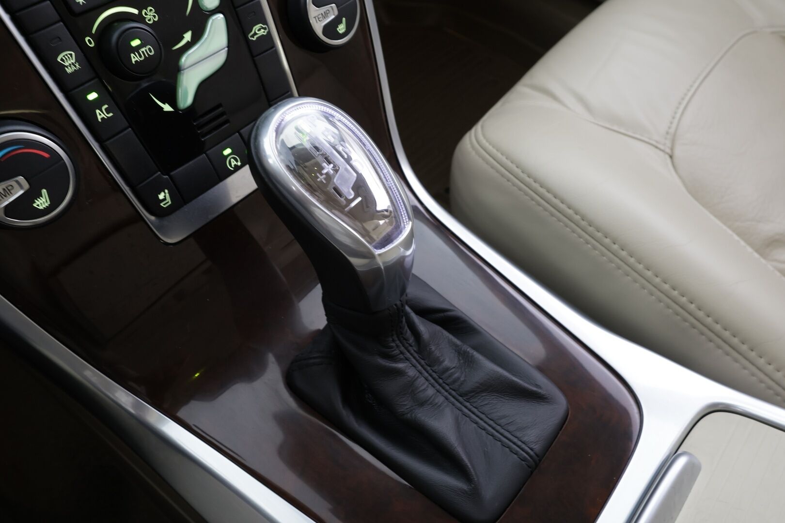 Volvo V70 2013 D3 Summum Edition aut * Vakkari / P.tutka / Kaarrevalot / Muistipenkki / Koukku / Webasto / Vaaleat nahat * - 1.Om Suomi-auto / Kahdet renkaat aluvanteilla / Merkkihuollettu / Huippusiisti - HULLU BLACKWEEK KORKOTARJOUS 2,49%