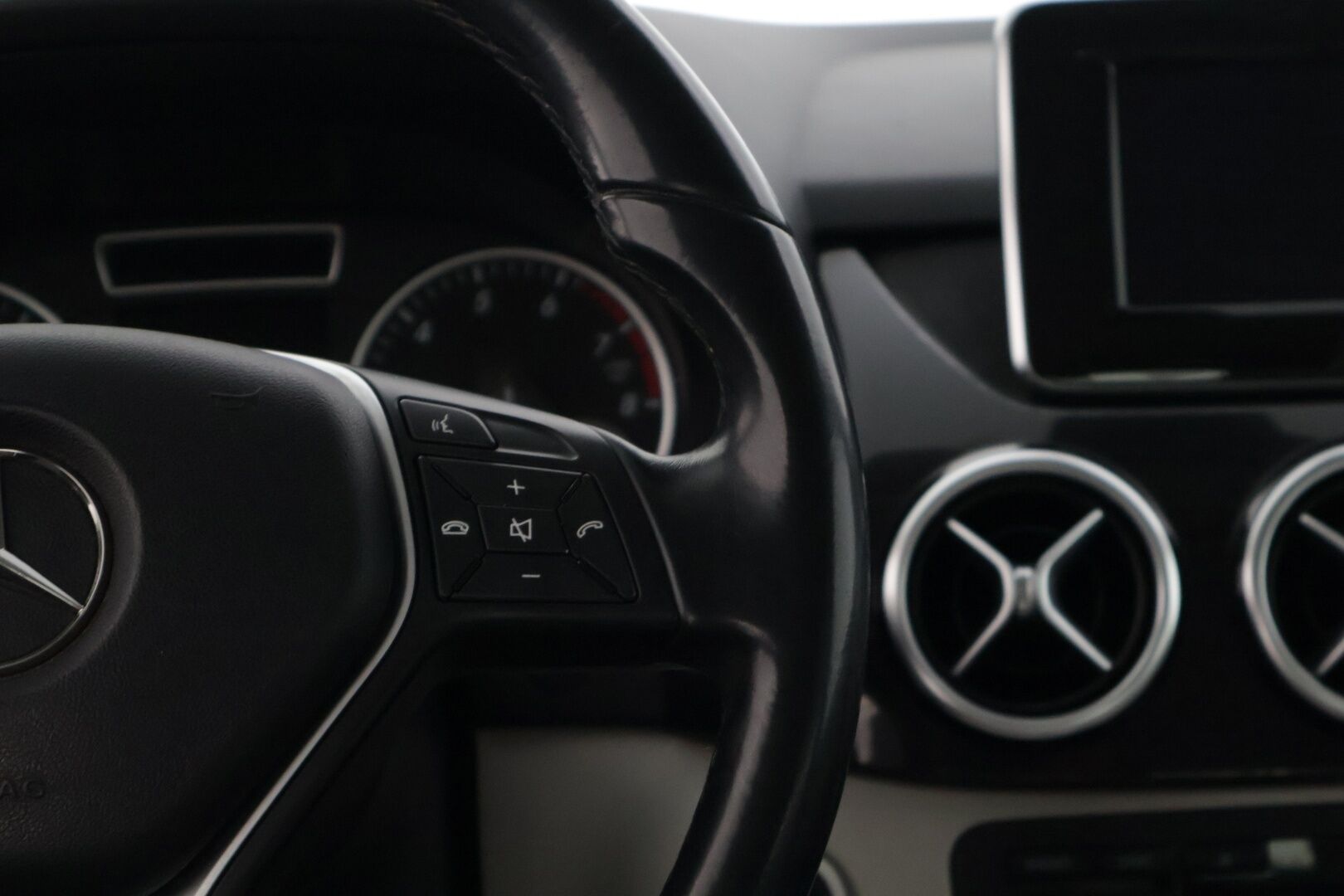 Mercedes-Benz B 2013 200 BE Premium Business * Suomi-auto / Vetokoukku / Lohkolämmitin / Etu-ja takatutkat / 2x renkaat * - * Suomi-auto / Siisti yksilö / Hyvin huollettu *