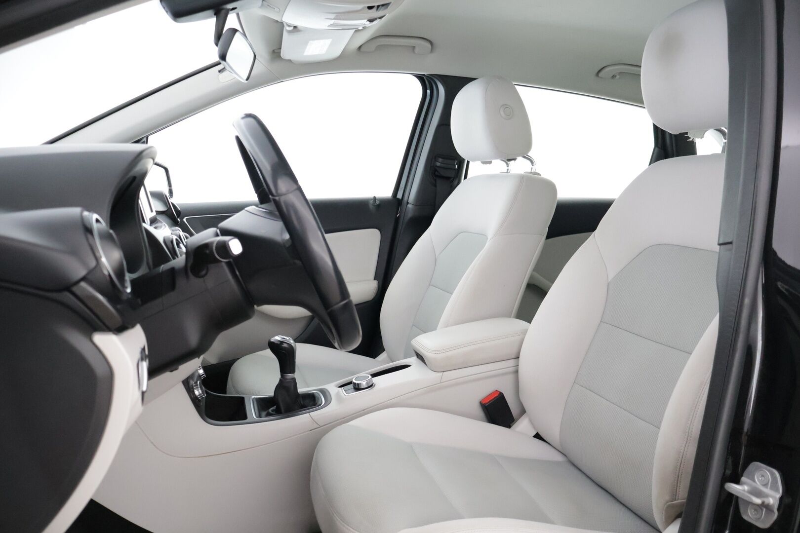 Mercedes-Benz B 2013 200 BE Premium Business * Suomi-auto / Vetokoukku / Lohkolämmitin / Etu-ja takatutkat / 2x renkaat * - * Suomi-auto / Siisti yksilö / Hyvin huollettu *