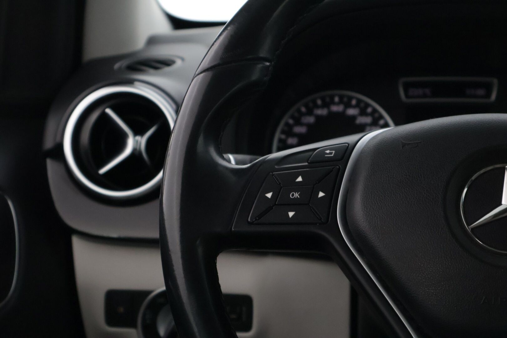 Mercedes-Benz B 2013 200 BE Premium Business * Suomi-auto / Vetokoukku / Lohkolämmitin / Etu-ja takatutkat / 2x renkaat * - * Suomi-auto / Siisti yksilö / Hyvin huollettu *