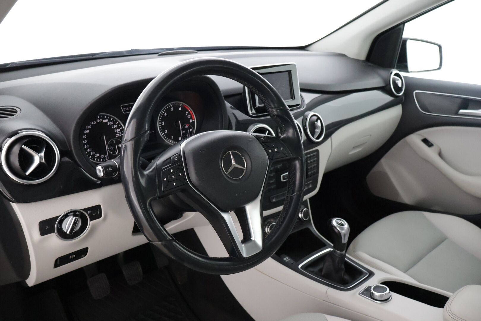 Mercedes-Benz B 2013 200 BE Premium Business * Suomi-auto / Vetokoukku / Lohkolämmitin / Etu-ja takatutkat / 2x renkaat * - * Suomi-auto / Siisti yksilö / Hyvin huollettu *