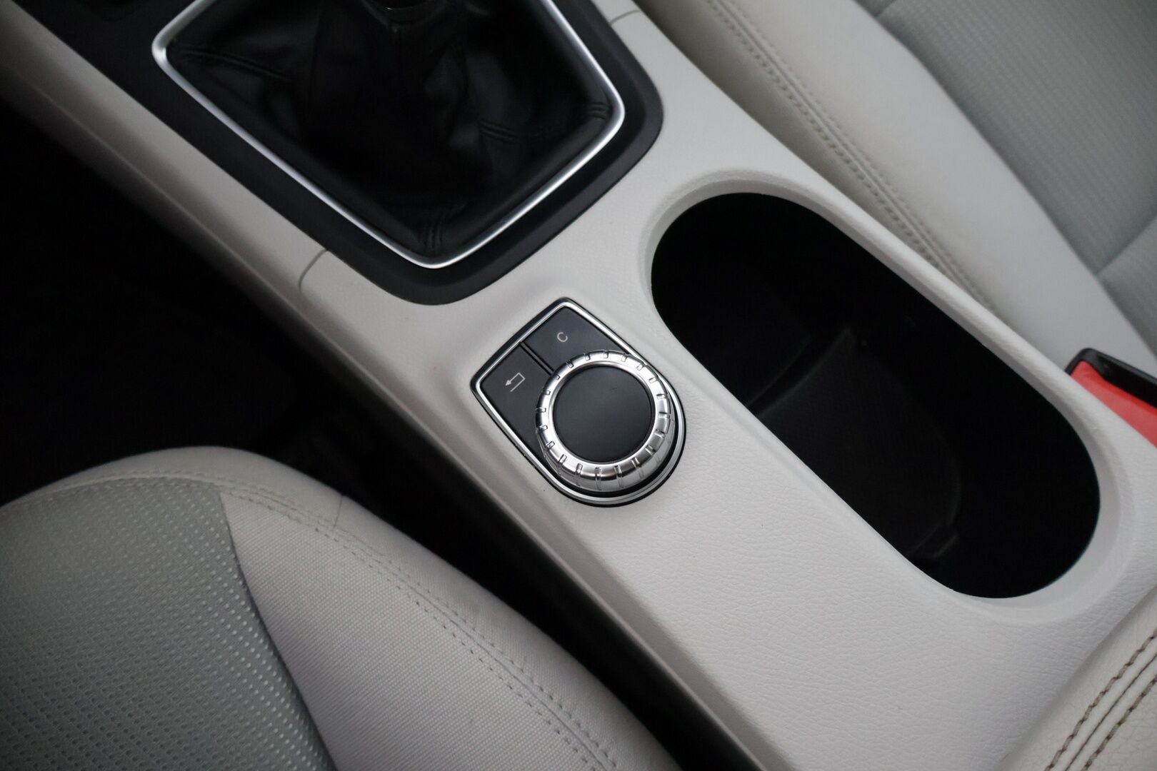 Mercedes-Benz B 2013 200 BE Premium Business * Suomi-auto / Vetokoukku / Lohkolämmitin / Etu-ja takatutkat / 2x renkaat * - * Suomi-auto / Siisti yksilö / Hyvin huollettu *