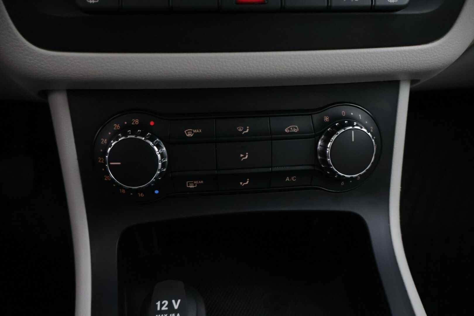 Mercedes-Benz B 2013 200 BE Premium Business * Suomi-auto / Vetokoukku / Lohkolämmitin / Etu-ja takatutkat / 2x renkaat * - * Suomi-auto / Siisti yksilö / Hyvin huollettu *