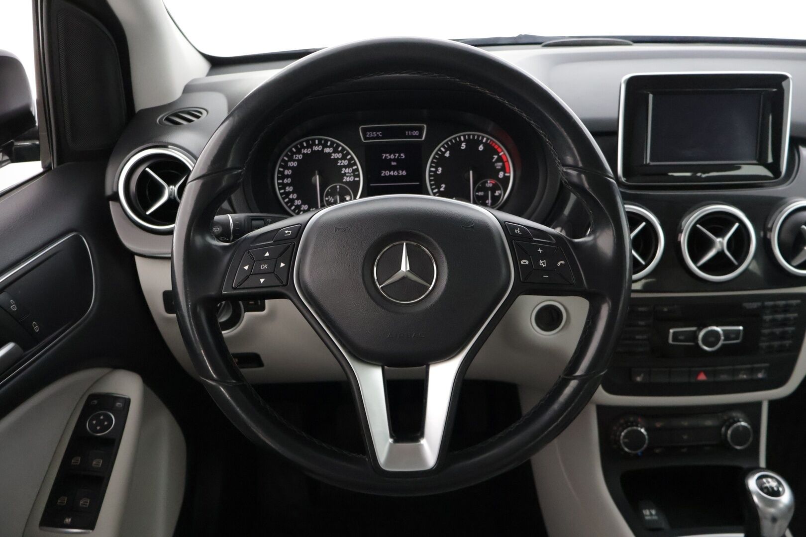 Mercedes-Benz B 2013 200 BE Premium Business * Suomi-auto / Vetokoukku / Lohkolämmitin / Etu-ja takatutkat / 2x renkaat * - * Suomi-auto / Siisti yksilö / Hyvin huollettu *