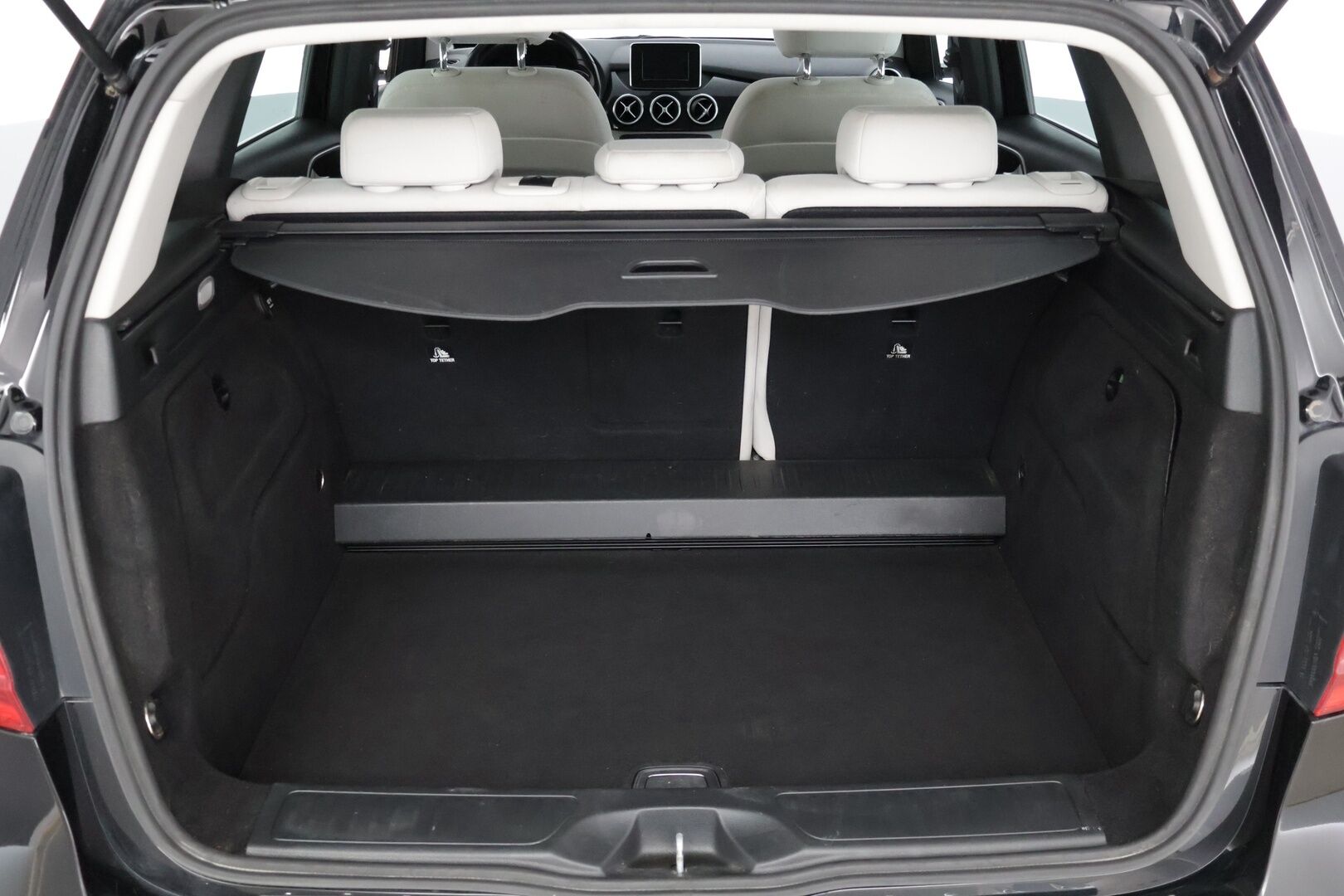 Mercedes-Benz B 2013 200 BE Premium Business * Suomi-auto / Vetokoukku / Lohkolämmitin / Etu-ja takatutkat / 2x renkaat * - * Suomi-auto / Siisti yksilö / Hyvin huollettu *