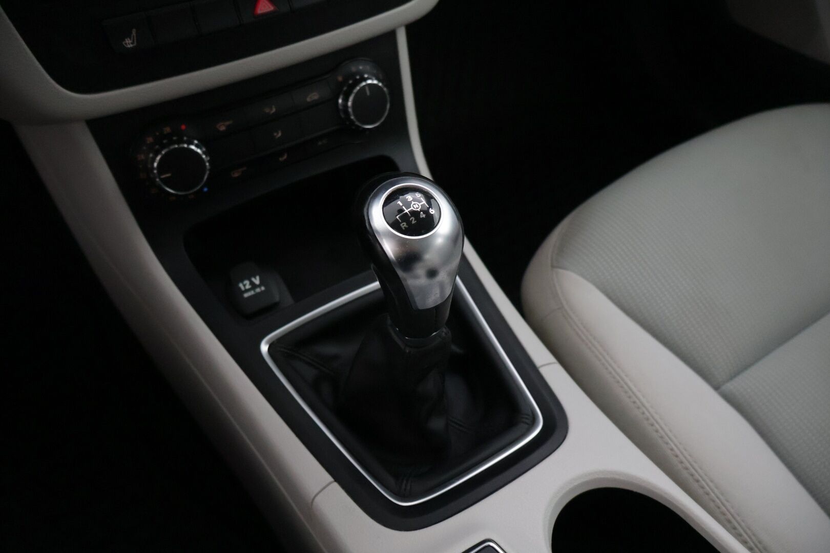 Mercedes-Benz B 2013 200 BE Premium Business * Suomi-auto / Vetokoukku / Lohkolämmitin / Etu-ja takatutkat / 2x renkaat * - * Suomi-auto / Siisti yksilö / Hyvin huollettu *