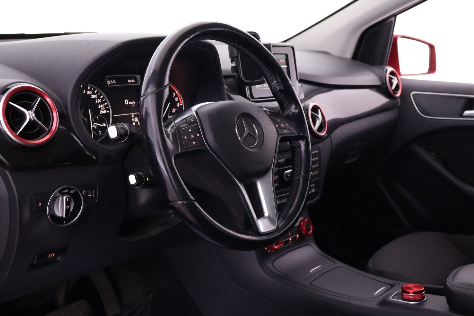 Mercedes-Benz B 2013 180 BE A Premium Business - | Vakkari | Tutkat | Navi | Lohko | Kahdet hyväkuntoiset renkaat | Suomiauto |