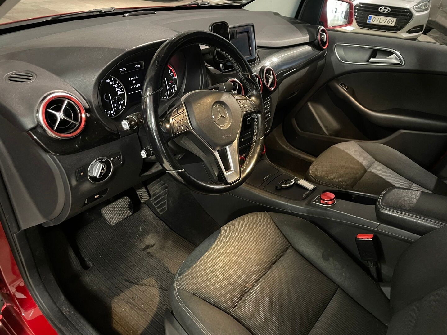 Mercedes-Benz B 2013 180 BE A Premium Business - | Vakkari | Tutkat | Navi | Lohko | Kahdet hyväkuntoiset renkaat | Suomiauto |