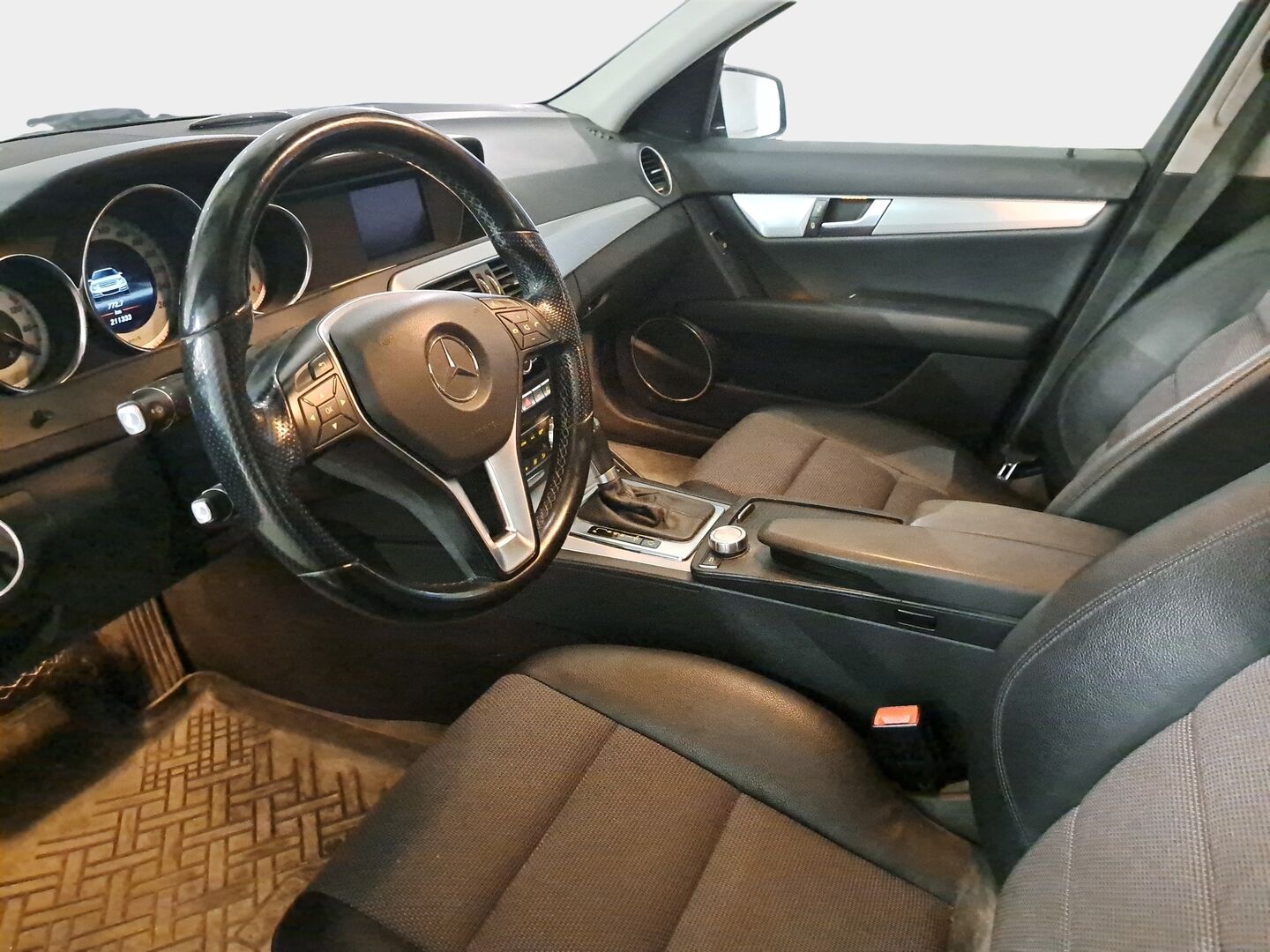 Mercedes-Benz C 2013 180 CDI BE A Premium Business *Lohko / Kaukovaloautomatiikka / Suomi-auto* - Hyvä kuntoinen yksilö / Hyvä huoltohistoria / Vasta katsastettu! - HULLUT AVAJAISHULINAT KORKOTARJOUS 3,29 %