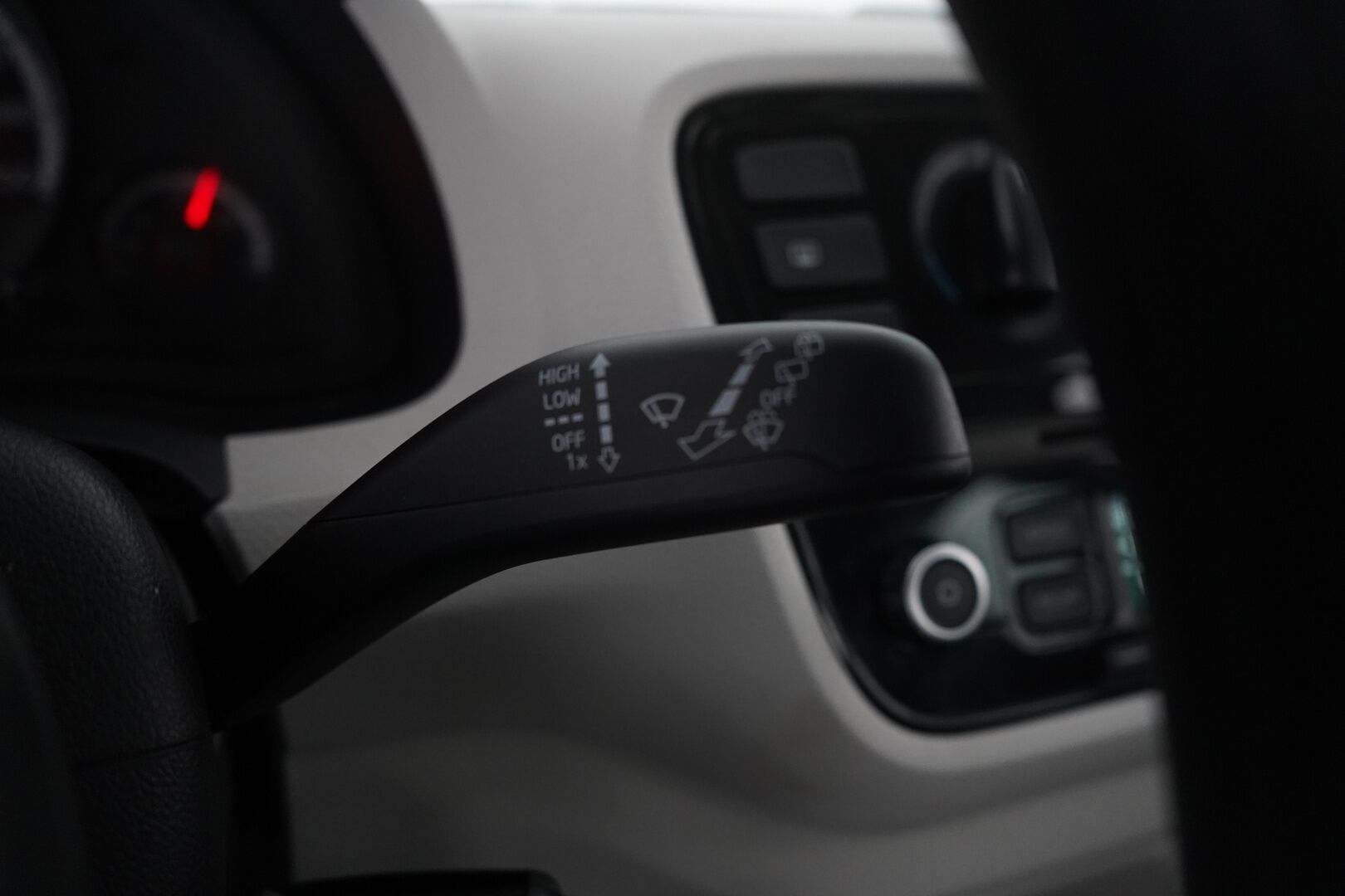 Volkswagen up! 2013 move up! 1,0 55 kW (75 hv) automatisoitu vaihteisto 4-ovinen *Ilmastointi / Lohko+sisähaara / AUX* - Suomi-auto / Kahdet hyvät Nokian renkaat / Viimeisin huolto 129tkm