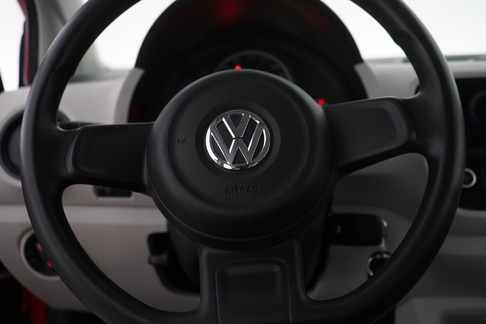 Volkswagen up! 2013 move up! 1,0 55 kW (75 hv) automatisoitu vaihteisto 4-ovinen *Ilmastointi / Lohko+sisähaara / AUX* - Suomi-auto / Kahdet hyvät Nokian renkaat / Viimeisin huolto 129tkm