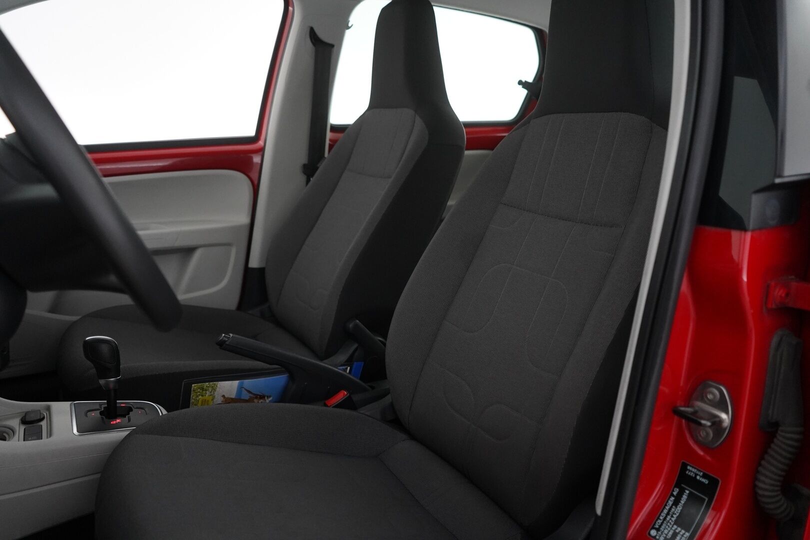 Volkswagen up! 2013 move up! 1,0 55 kW (75 hv) automatisoitu vaihteisto 4-ovinen *Ilmastointi / Lohko+sisähaara / AUX* - Suomi-auto / Kahdet hyvät Nokian renkaat / Viimeisin huolto 129tkm