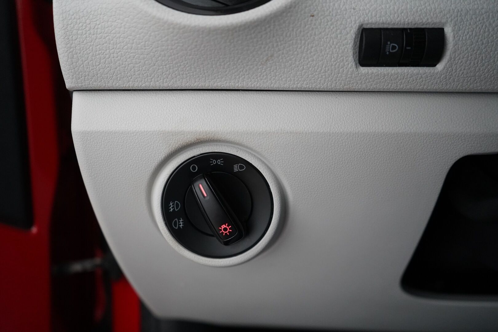 Volkswagen up! 2013 move up! 1,0 55 kW (75 hv) automatisoitu vaihteisto 4-ovinen *Ilmastointi / Lohko+sisähaara / AUX* - Suomi-auto / Kahdet hyvät Nokian renkaat / Viimeisin huolto 129tkm