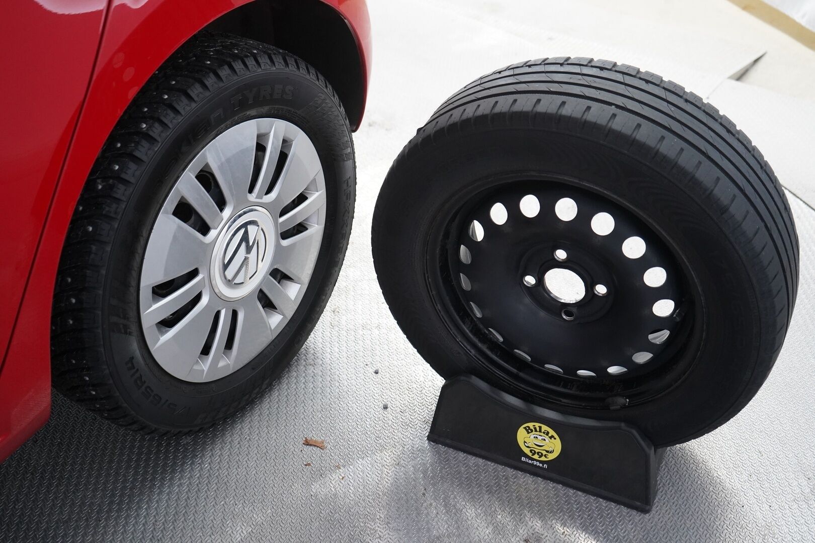 Volkswagen up! 2013 move up! 1,0 55 kW (75 hv) automatisoitu vaihteisto 4-ovinen *Ilmastointi / Lohko+sisähaara / AUX* - Suomi-auto / Kahdet hyvät Nokian renkaat / Viimeisin huolto 129tkm