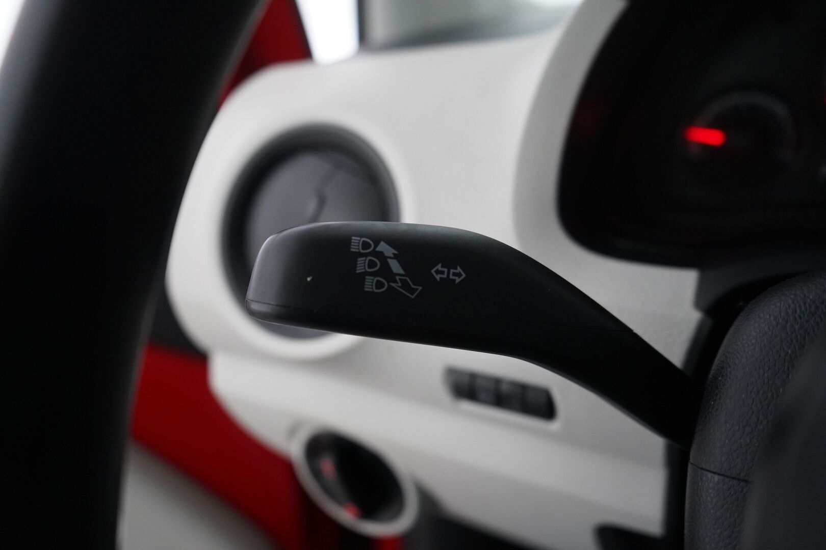 Volkswagen up! 2013 move up! 1,0 55 kW (75 hv) automatisoitu vaihteisto 4-ovinen *Ilmastointi / Lohko+sisähaara / AUX* - Suomi-auto / Kahdet hyvät Nokian renkaat / Viimeisin huolto 129tkm