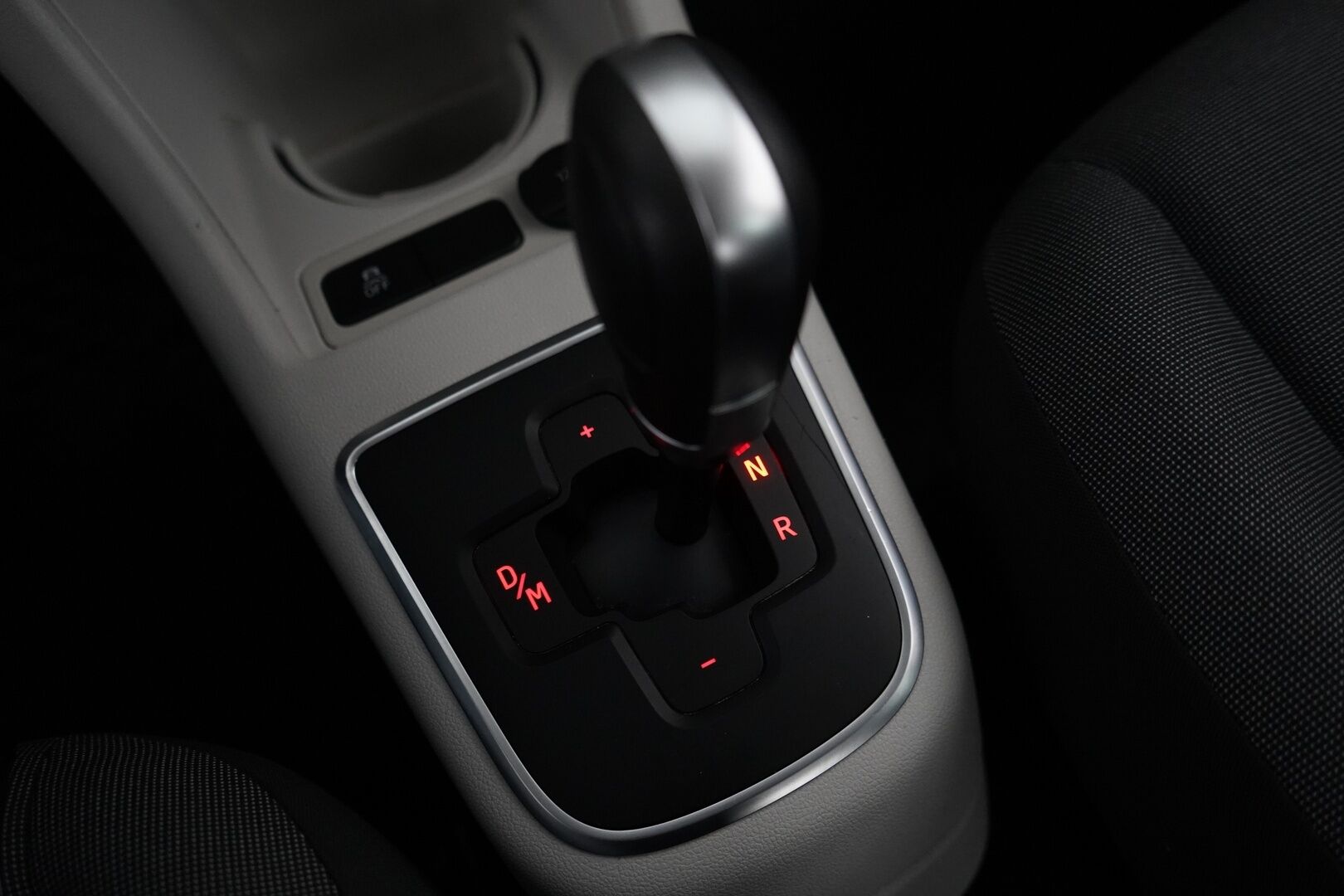 Volkswagen up! 2013 move up! 1,0 55 kW (75 hv) automatisoitu vaihteisto 4-ovinen *Ilmastointi / Lohko+sisähaara / AUX* - Suomi-auto / Kahdet hyvät Nokian renkaat / Viimeisin huolto 129tkm