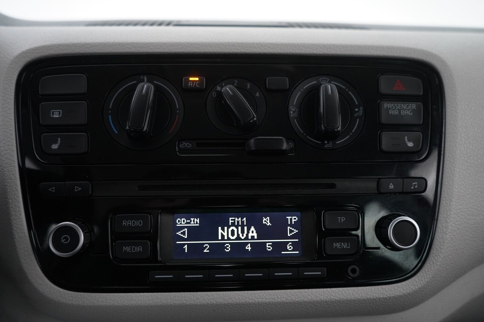 Volkswagen up! 2013 move up! 1,0 55 kW (75 hv) automatisoitu vaihteisto 4-ovinen *Ilmastointi / Lohko+sisähaara / AUX* - Suomi-auto / Kahdet hyvät Nokian renkaat / Viimeisin huolto 129tkm