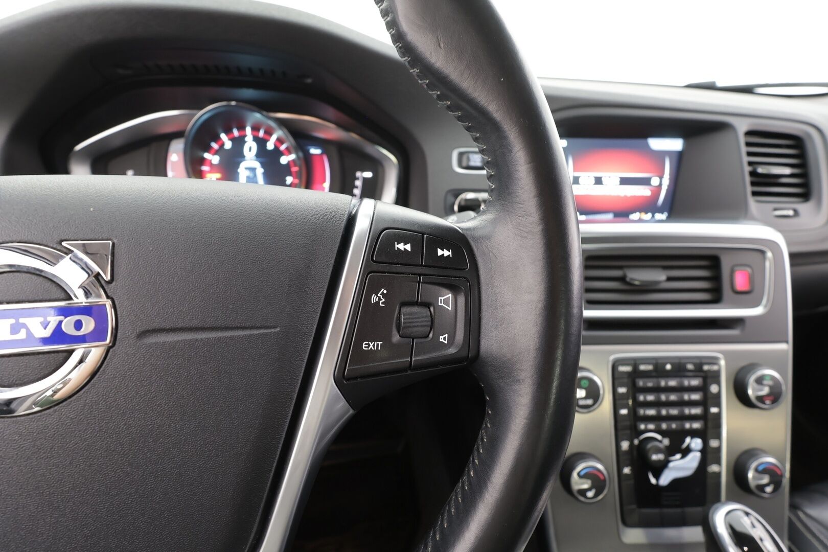 Volvo S60 2014 T3 Momentum aut - Vakkari | Webasto | Nahat | Tutkat | LED | Suomi-auto | Merkkihuollettu | Kahdet Renkaat | Jakopää tehty 09/2026!