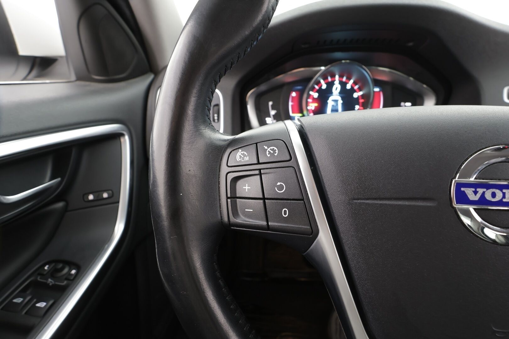 Volvo S60 2014 T3 Momentum aut - Vakkari | Webasto | Nahat | Tutkat | LED | Suomi-auto | Merkkihuollettu | Kahdet Renkaat | Jakopää tehty 09/2026!