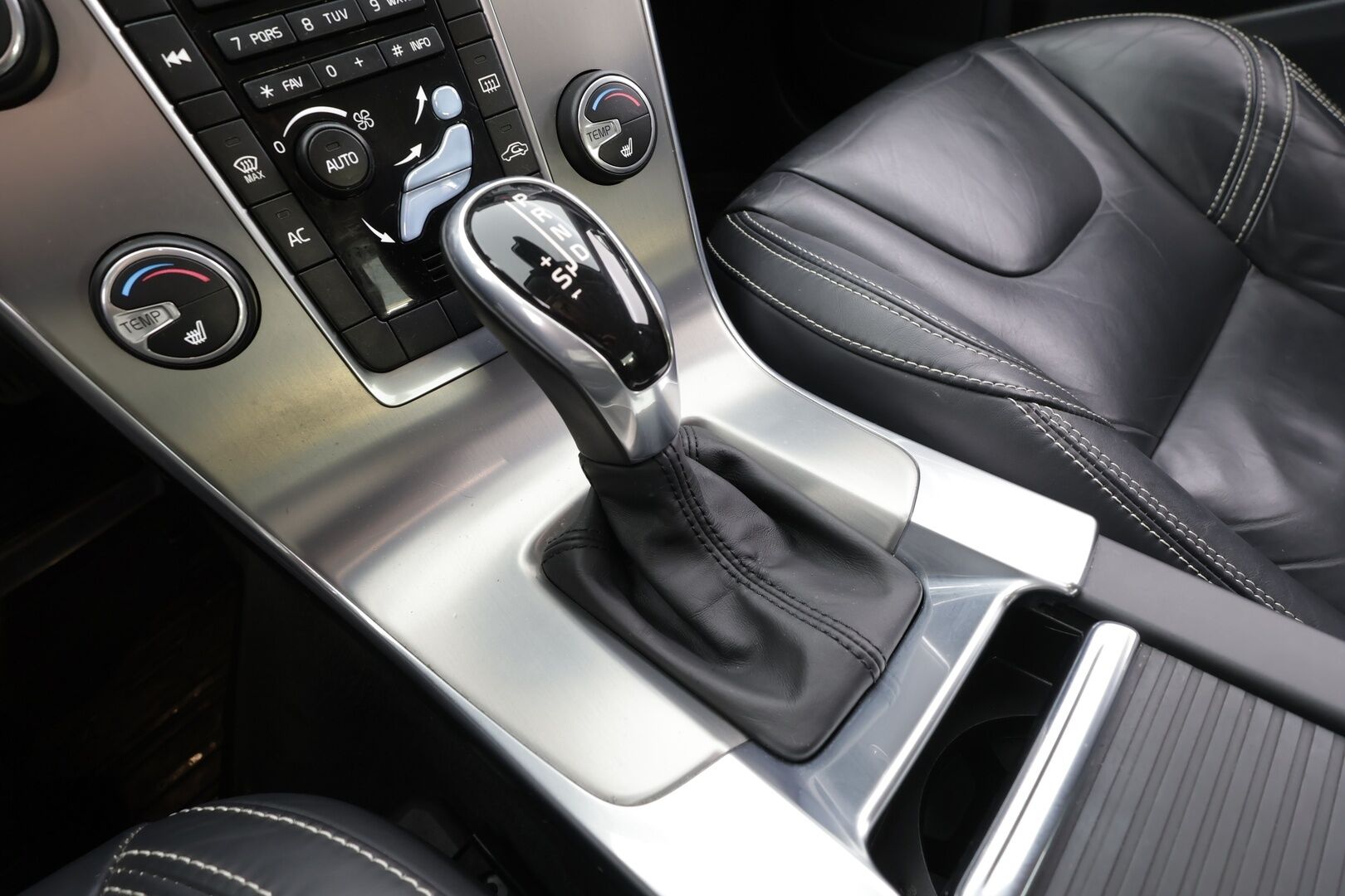 Volvo S60 2014 T3 Momentum aut - Vakkari | Webasto | Nahat | Tutkat | LED | Suomi-auto | Merkkihuollettu | Kahdet Renkaat | Jakopää tehty 09/2026!
