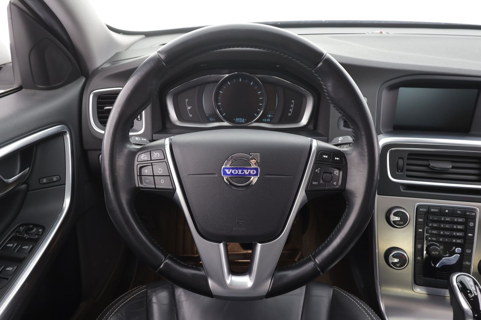 Volvo S60 2014 T3 Momentum aut - Vakkari | Webasto | Nahat | Tutkat | LED | Suomi-auto | Merkkihuollettu | Kahdet Renkaat | Jakopää tehty 09/2026!