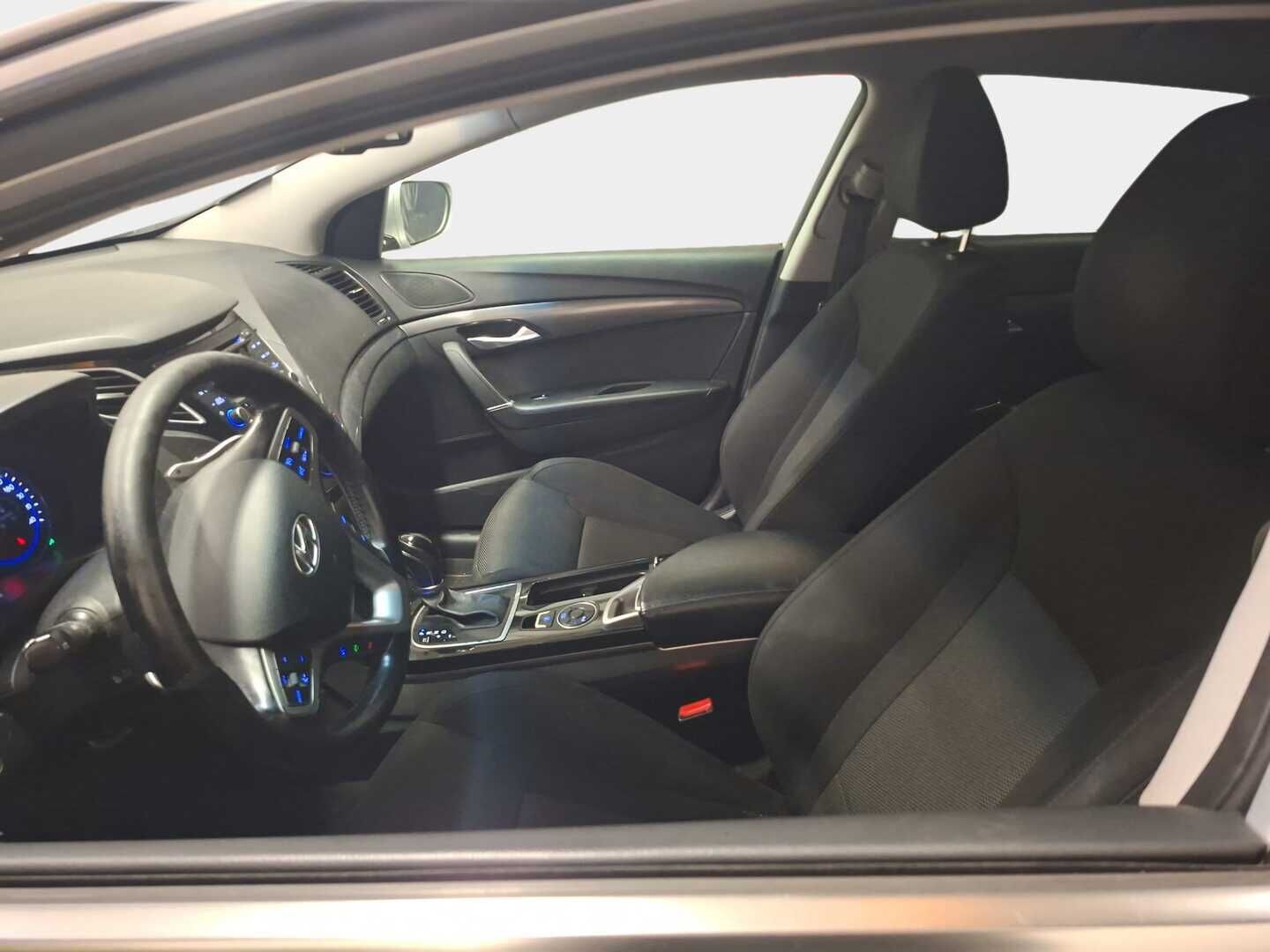 Hyundai i40 Wagon 2013 HYUNDAI I40 WAGON1,7 CRDi 100kW 6AT Style Business *Vakkari*/ *Peruutuskamera* / *Lämmitettävä Ratti* / *YritysOutlet, myydään vain yrityksille!*