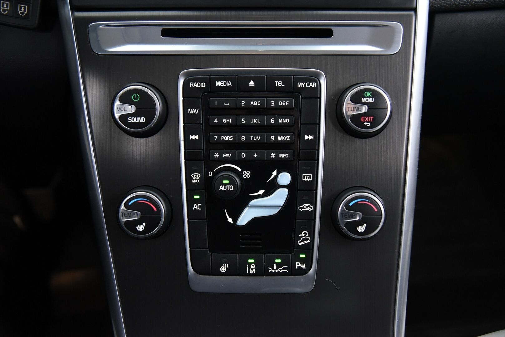 Volvo XC60 2014 D5 AWD Summum aut / Adap.vak / Vetokoukku / Blis / Sähk. takaluukku / Supervarusteltu! - Hihna vaihdettu 2025! / Suomi-auto /  Webasto / Volvo On Call - HULLUT AVAJAISHULINAT KORKOTARJOUS 3,29 %